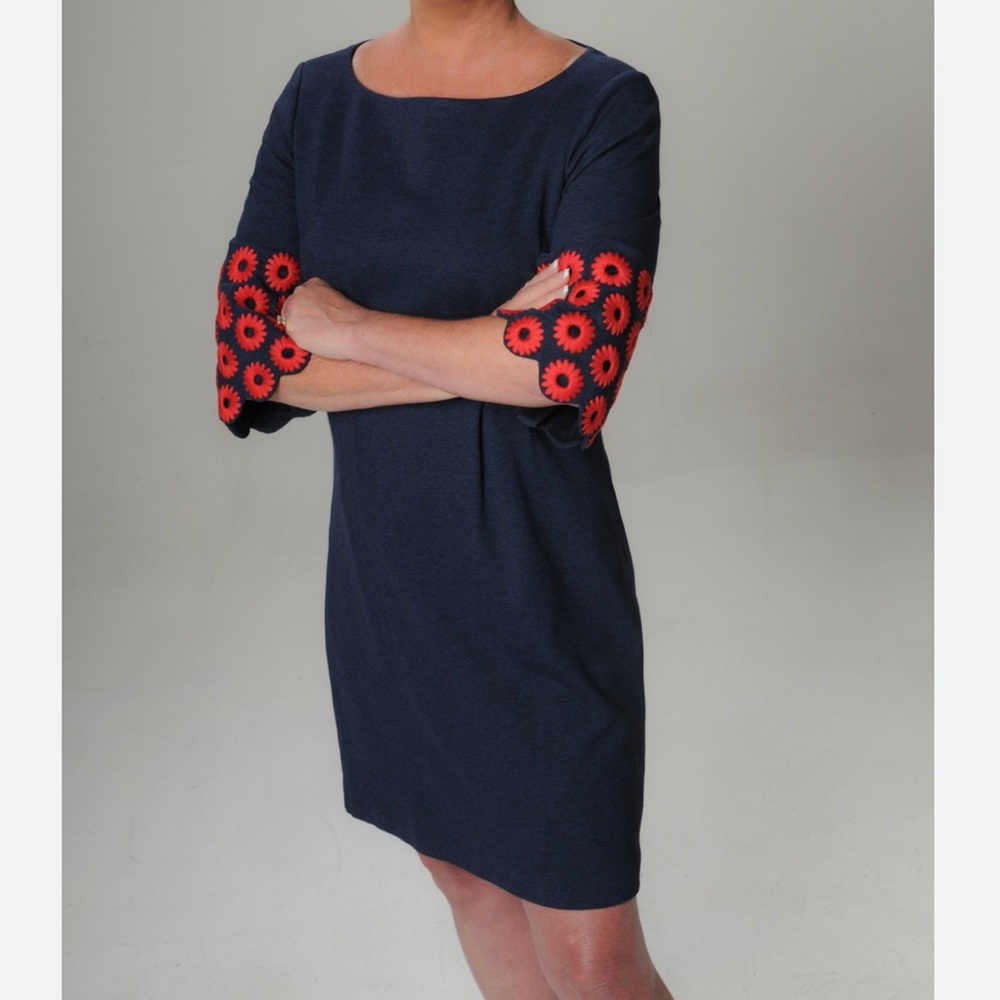 Trina Turk Size 6 Sheath Jersey Empire Waist Red Embroidered Daisy Sleeve